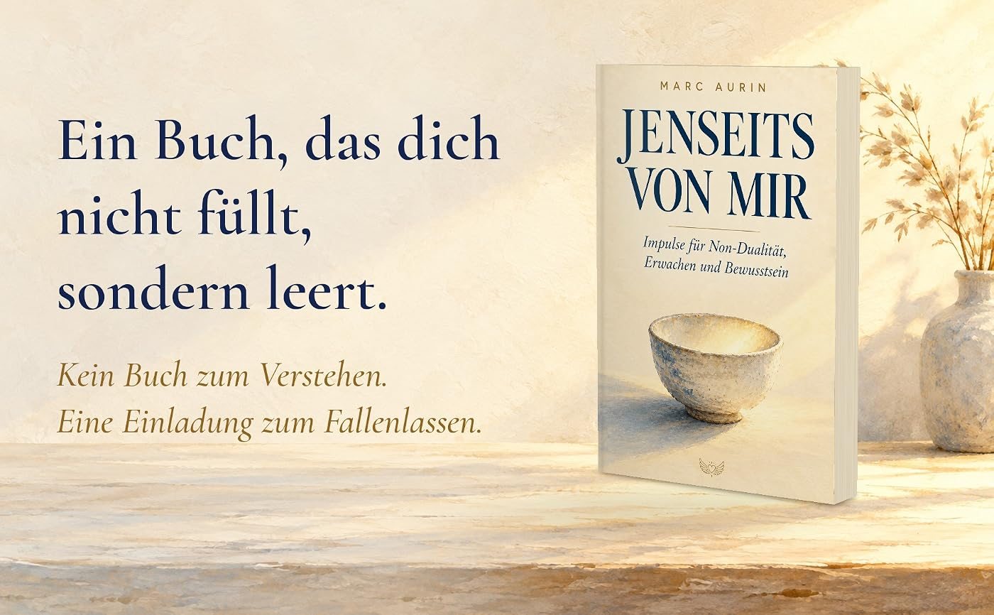 Buch Jenseits von mir mit einer leeren Schale auf dem Cover, daneben eine Vase mit trockenen Gräsern, dazu der Text: Ein Buch, das dich nicht füllt, sondern leert. Kein Buch zum Verstehen. Eine Einladung zum Fallenlassen.