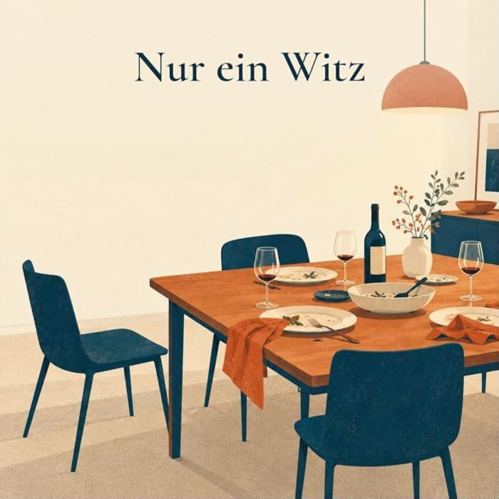 Gemaltes Bild mit dem Text Nur ein Witz: ein Esstisch nach dem Abendessen mit Weingläsern, Tellern und blauen Stühlen unter einer Hängelampe.